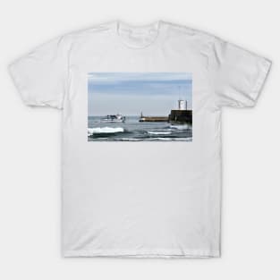 Tour boat returning from the Farne Islands to harbour, Northumberland, UK T-Shirt